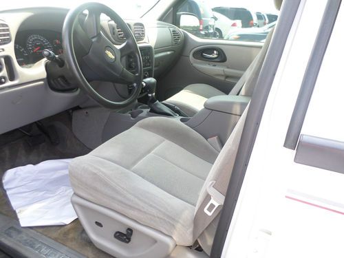 2006 chevrolet trailblazer it is a very clean car in and out can drive it home