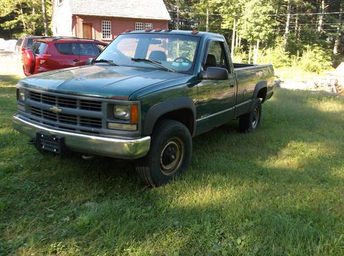 Heavy  duty  chevy 3500 series 1 ton  4x4   pick up truck  big block 454 engine