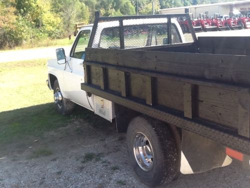 1985 chevy flatbed w/dump....dual wheels..350 vortec engine ready to roll...