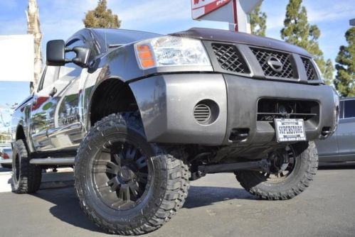 Crew cab se 4x4 v8 lifted premium alloys off-road tires