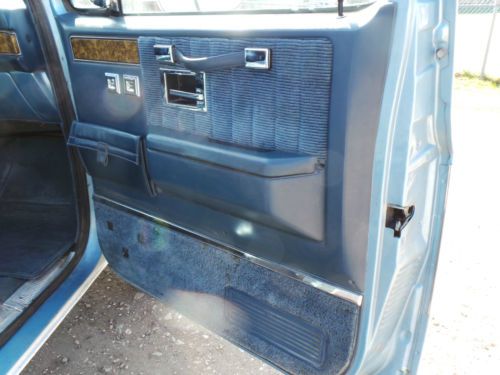 1991 CHEVY SUBURBAN 4X4, 1500 OWNED BY A SMALL TOWN FIRE DEPT.  WELL MAINTAINED, image 8
