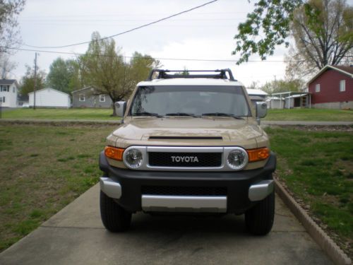 2014 fj cruiser v6 auto,like new 4wd, 4dr, pw/pd, air suv in excellent condition