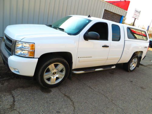 2008 chevy silverado lt 1500 ext. cab 4x4 5.3 v8 topper 32k miles