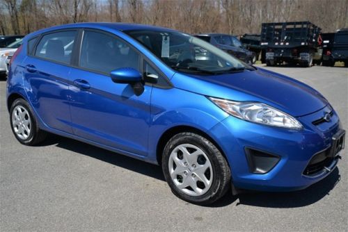 Se 5 speed manual 1.6l hatchback 1 owner clean car fax ford certified warranty