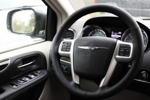 2014 chrysler town & country touring-l