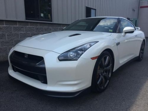 2010 nissan gt-r premium coupe 2-door 3.8l