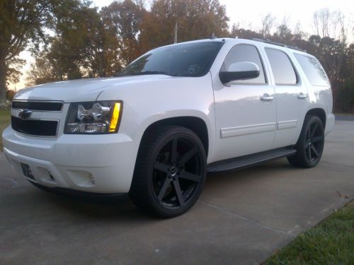 2011 chevrolet tahoe sport utility 4-door 5.3l 4wd white immaculate!