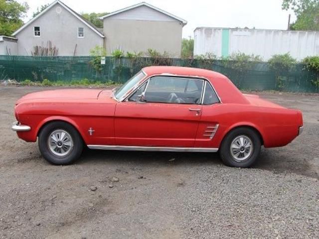 Ford mustang base coupe 2 door