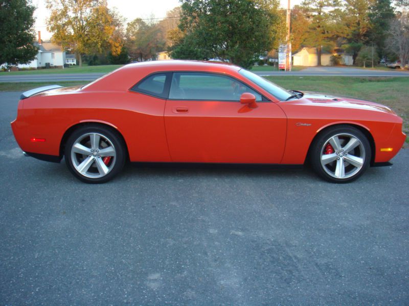 2008 dodge challenger srt-8