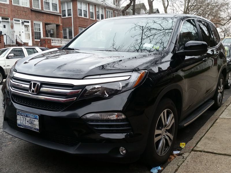 2017 honda pilot exln awd 8 passenger 14k miles -- $24,995