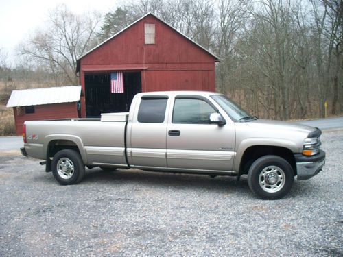 2000 chevy 2500hd 4x4, 6.0 v8, 5 speed manual, 3 door extended cab, 8' bed, nice
