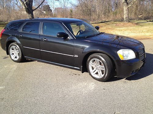 Clean 2005 magnum rt,well up kept car beauiful black paint'navigation,flowmaster