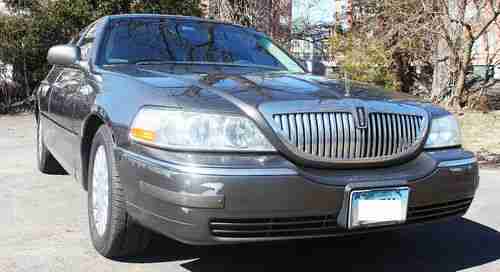 2003 LINCOLN TOWN CAR EXECUTIVE OLIVE GRAY. ALWAYS GARAGED. MECHANICALLY GREAT!, image 2