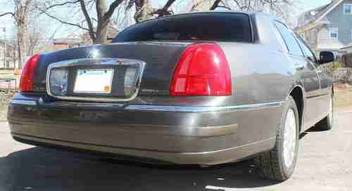 2003 LINCOLN TOWN CAR EXECUTIVE OLIVE GRAY. ALWAYS GARAGED. MECHANICALLY GREAT!, image 3