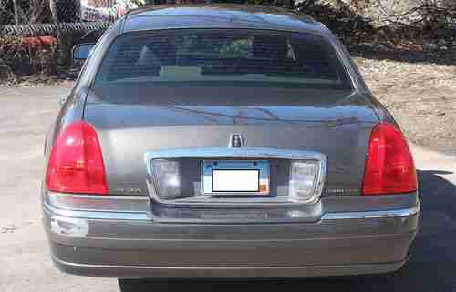 2003 LINCOLN TOWN CAR EXECUTIVE OLIVE GRAY. ALWAYS GARAGED. MECHANICALLY GREAT!, image 4