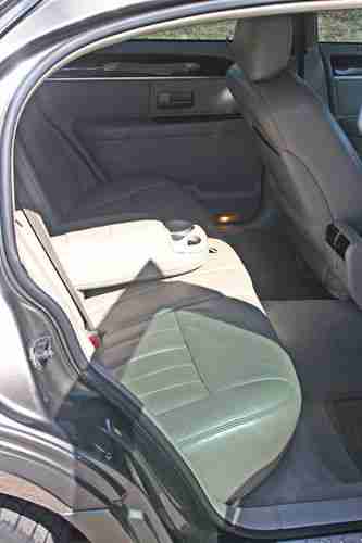 2003 LINCOLN TOWN CAR EXECUTIVE OLIVE GRAY. ALWAYS GARAGED. MECHANICALLY GREAT!, image 9