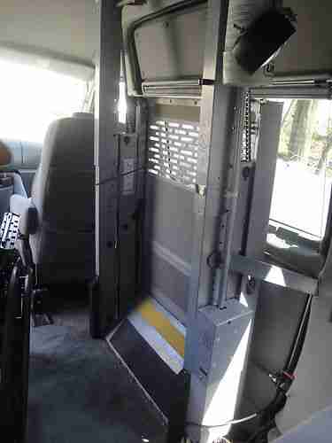 Handicap with Lift. Disabled-Ready modified Van 3-Door 4.6L. NO RESERVE, image 7
