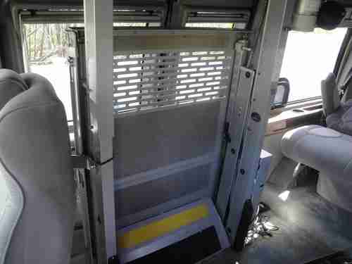 Handicap with Lift. Disabled-Ready modified Van 3-Door 4.6L. NO RESERVE, image 12