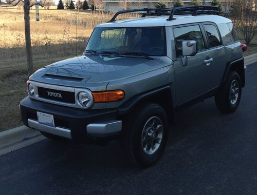 Toyota fj cruiser 4x4 manual six speed, upgraded sound, back up camera