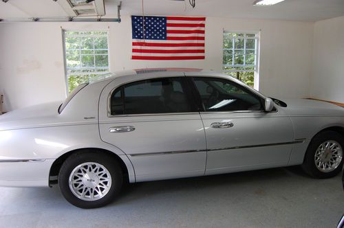 1999 lincoln town car signature sedan 4-door 4.6l