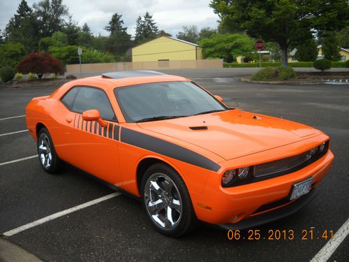 Showroom new 2012 dodge challenger sxt plus!!