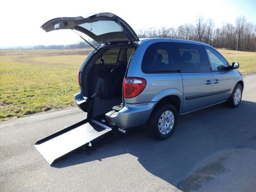 Van wheelchair handicap  ramp chrysler town country 2006 like new rear entry