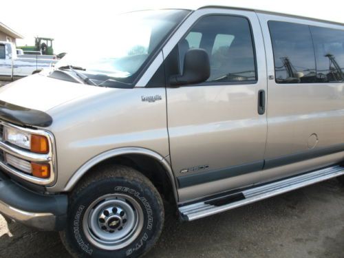 2001 chevrolet express 2500 ls standard passenger van 3-door 5.7l