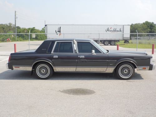 1986 Lincoln Town Car Signature Sedan 4-Door 5.0L, image 2