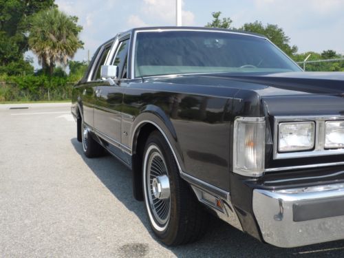 1986 Lincoln Town Car Signature Sedan 4-Door 5.0L, image 4