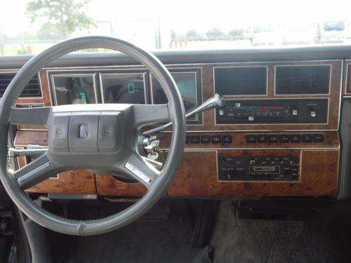 1986 Lincoln Town Car Signature Sedan 4-Door 5.0L, image 9