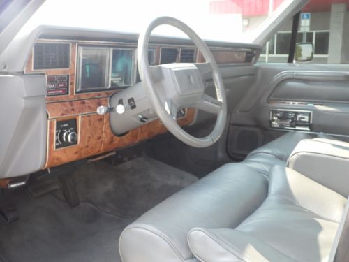1986 Lincoln Town Car Signature Sedan 4-Door 5.0L, image 10