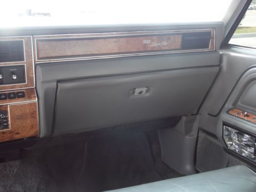 1986 Lincoln Town Car Signature Sedan 4-Door 5.0L, image 11
