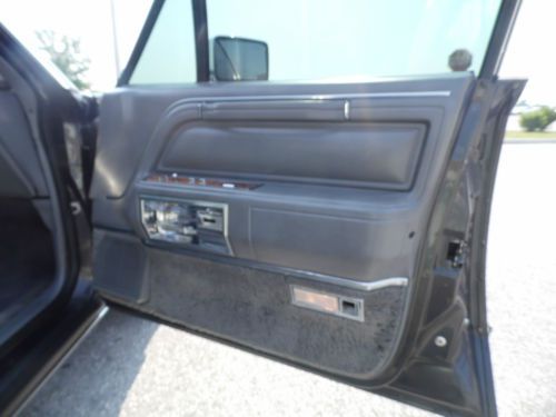 1986 Lincoln Town Car Signature Sedan 4-Door 5.0L, image 17