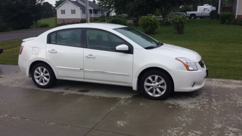 2011 nissan sentra sl white, great gas mileage, clean car!