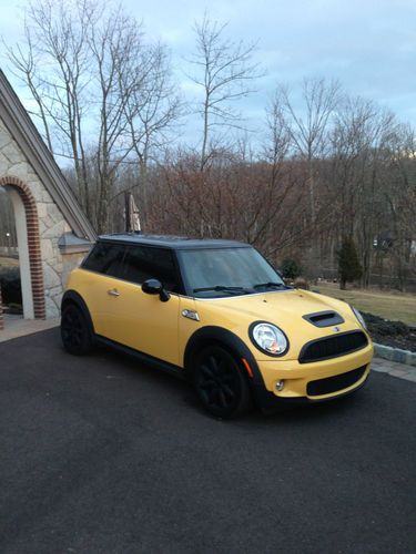 Mini cooper s  ( mello yellow )