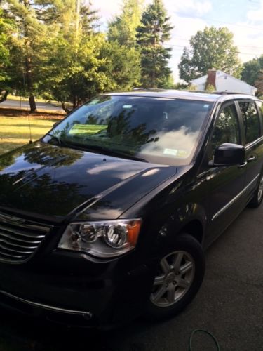 2012 chrysler town and countrytouring 26,000 1 owner no accidents clean
