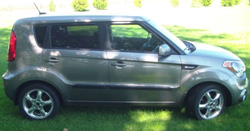 2013 kia soul - only 15,000 miles - excellent condition - still smells like new