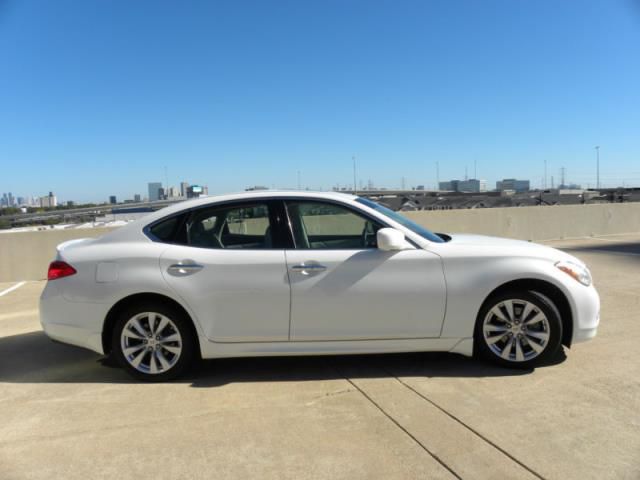 Infiniti m base sedan 4-door