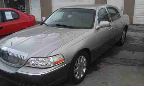 2004 Lincoln Town Car Ultimate Sedan 4-Door 4.6L, image 2