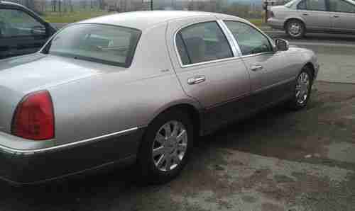 2004 Lincoln Town Car Ultimate Sedan 4-Door 4.6L, image 3