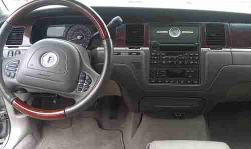 2004 Lincoln Town Car Ultimate Sedan 4-Door 4.6L, image 6