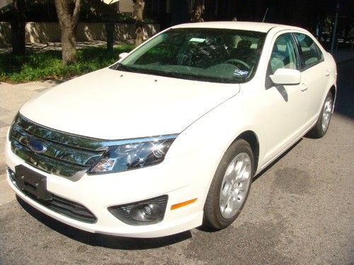 2010 ford fusion se white 42,000mi ***one owner***