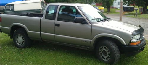 2002 chevrolet s10 extended cab 4x4 pickup truck