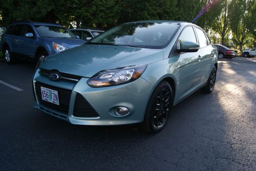 2012 ford focus se. 19,000 miles. nice clean. non smoker. very clean. 2.0l 4 cyl