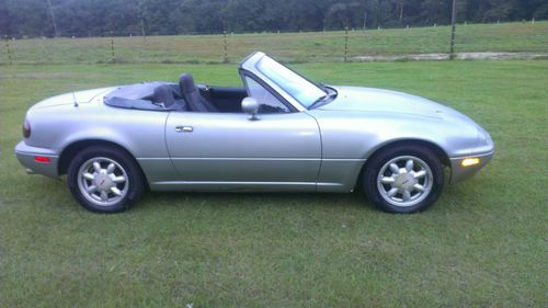 Clean mazda miata new top runs great drive it anywhere 1991 low reserve