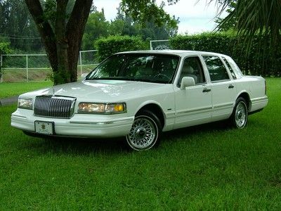 1996 lincoln town car from florida! white with white leather! one owner and new!