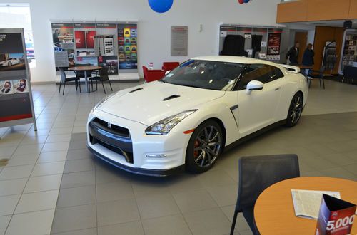 2013 nissan gt-r premium coupe 2-door 3.8l