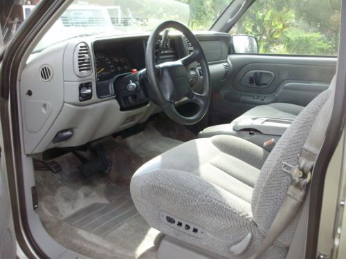 1999 GMC Suburban Sierra SLE 1500 4WD,Adult Owned,Very Nice,Rust Free Body, image 7