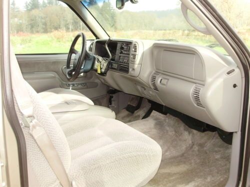1999 GMC Suburban Sierra SLE 1500 4WD,Adult Owned,Very Nice,Rust Free Body, image 8