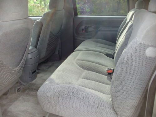 1999 GMC Suburban Sierra SLE 1500 4WD,Adult Owned,Very Nice,Rust Free Body, image 9